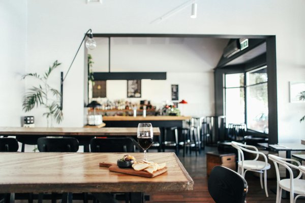 Quelles stratégies adopter pour gérer un service de restauration mobile lors d'événements en plein air ?